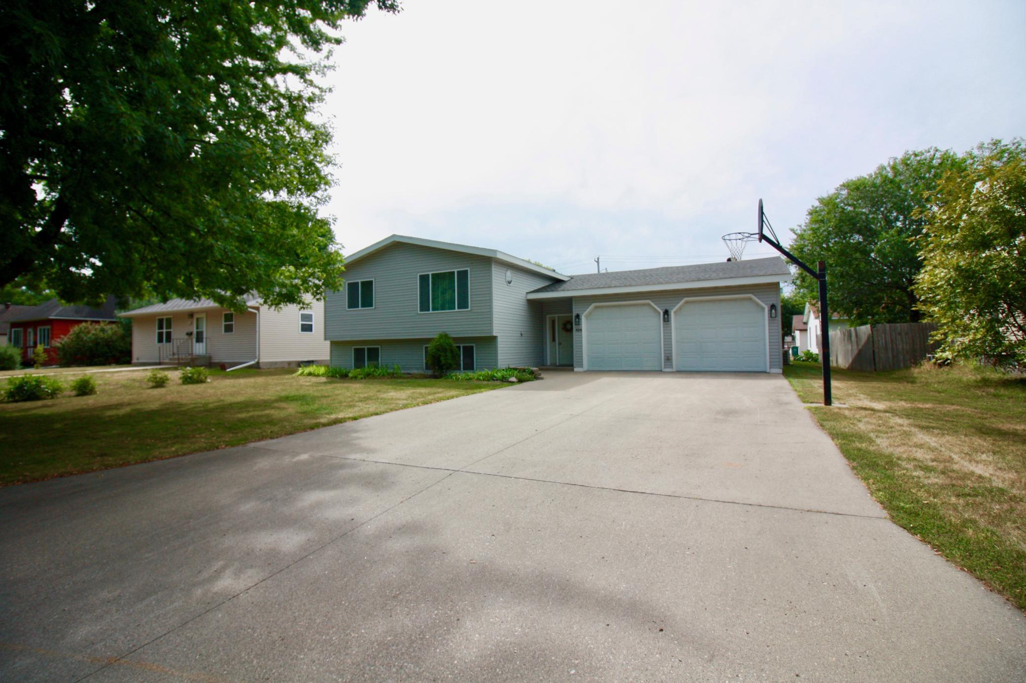 1992 single family home for sale at 525 12th Street N in Breckenridge, MN — 4 bed, 2 bath (photo 3 of 74)