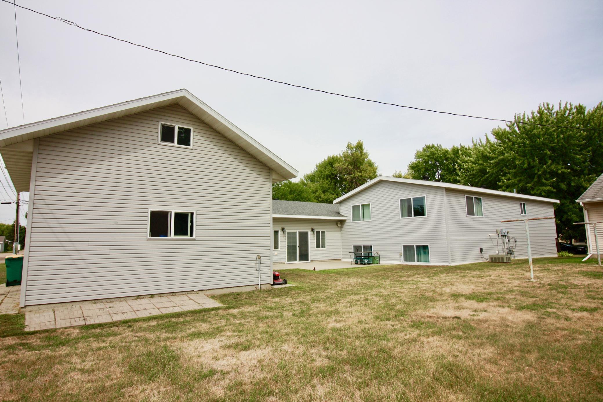 1992 single family home for sale at 525 12th Street N in Breckenridge, MN — 4 bed, 2 bath (photo 6 of 74)