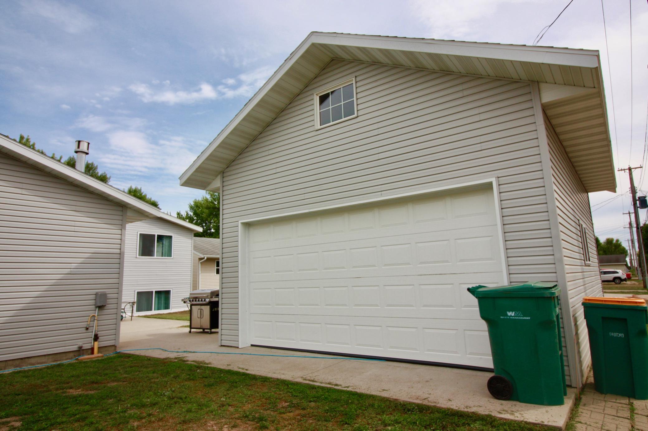 1992 single family home for sale at 525 12th Street N in Breckenridge, MN — 4 bed, 2 bath (photo 7 of 74)