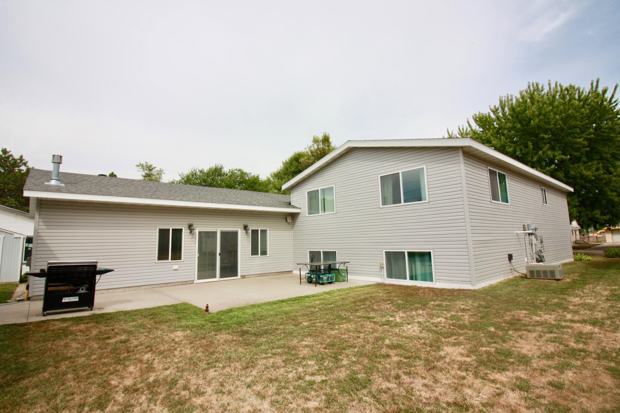 1992 single family home for sale at 525 12th Street N in Breckenridge, MN — 4 bed, 2 bath (photo 8 of 74)