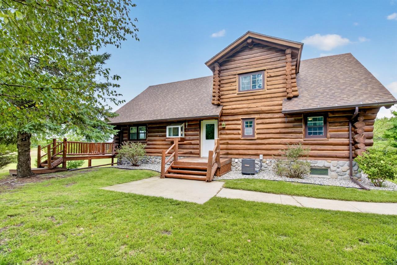 1996 single family home for sale at 49684 440th Street in Perham, MN — 3 bed, 3 bath (photo 5 of 60)