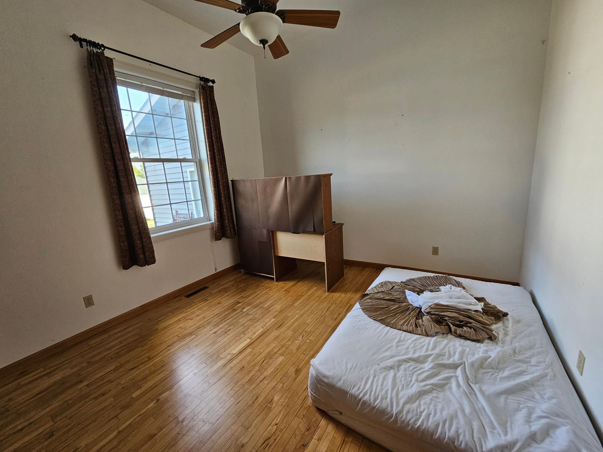 1910 single family home for sale at 205 1st Street N in Fairmount, ND — 4 bed, 3 bath (photo 16 of 38)