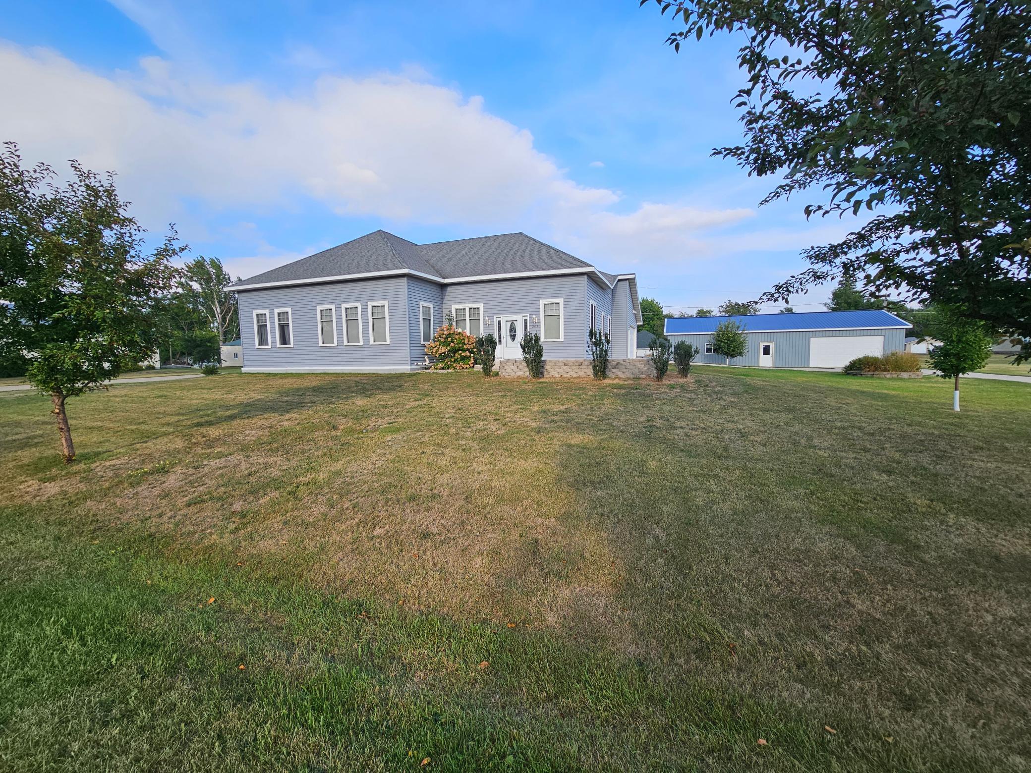 1910 single family home for sale at 205 1st Street N in Fairmount, ND — 4 bed, 3 bath (photo 3 of 38)