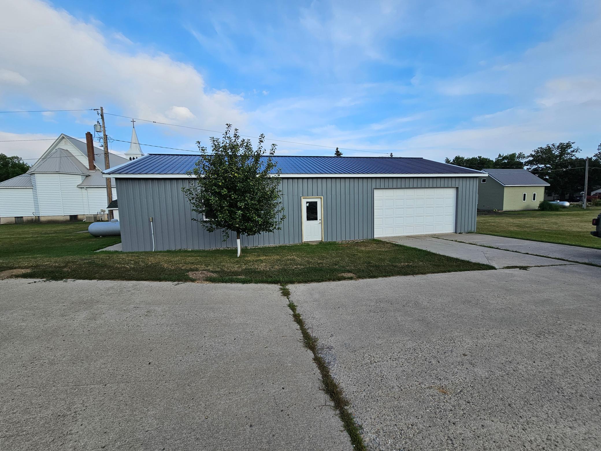 1910 single family home for sale at 205 1st Street N in Fairmount, ND — 4 bed, 3 bath (photo 35 of 38)