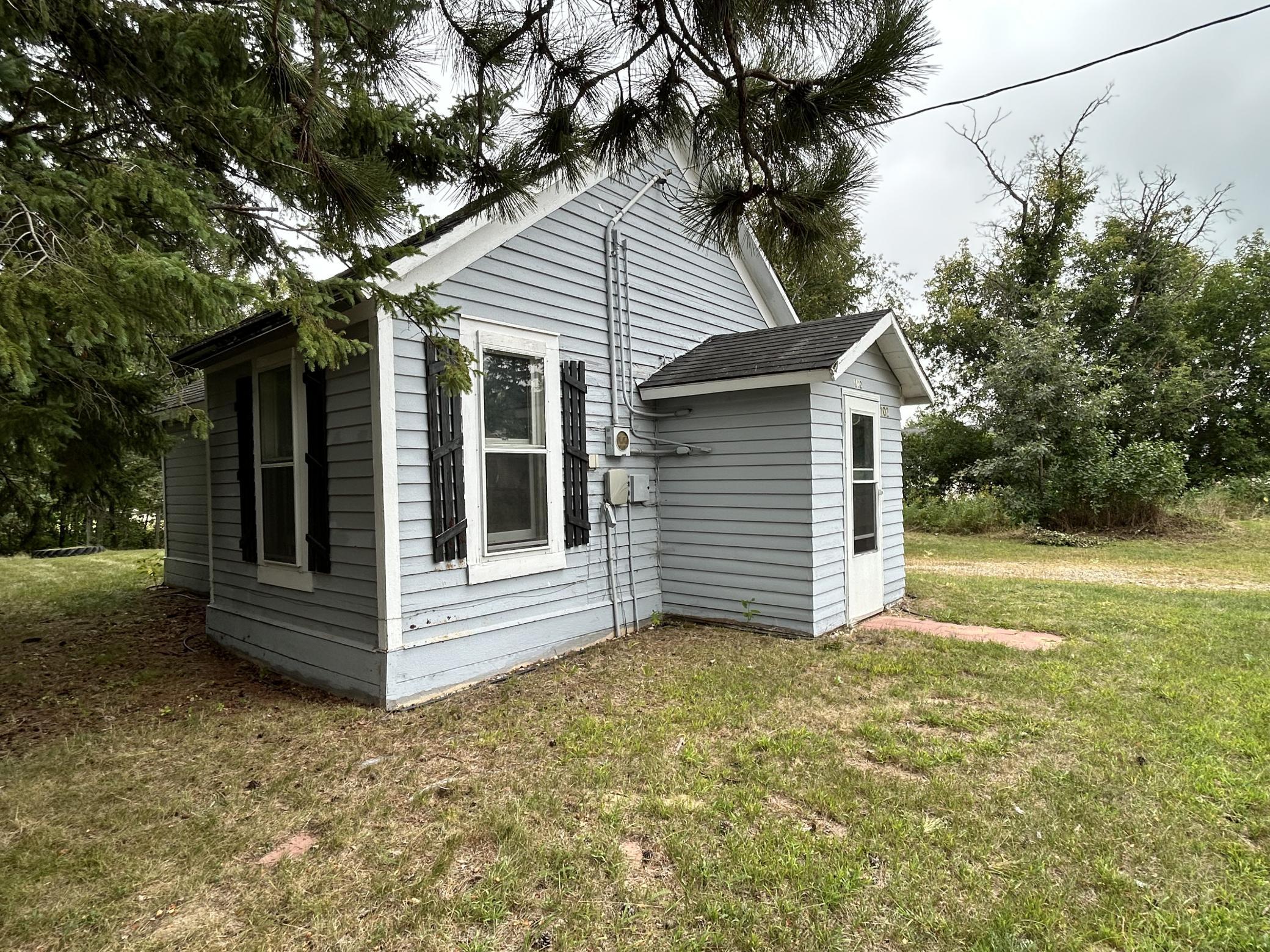 1900 single family home for sale at 102 Sunset Avenue NW in Bagley, MN — 1 bed, 1 bath (photo 4 of 17)