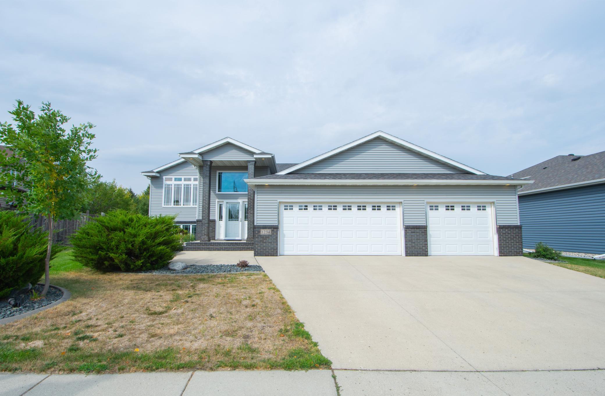 2009 single family home for sale at 1234 35th Street Circle S in Moorhead, MN — 4 bed, 3 bath (photo 1 of 49)