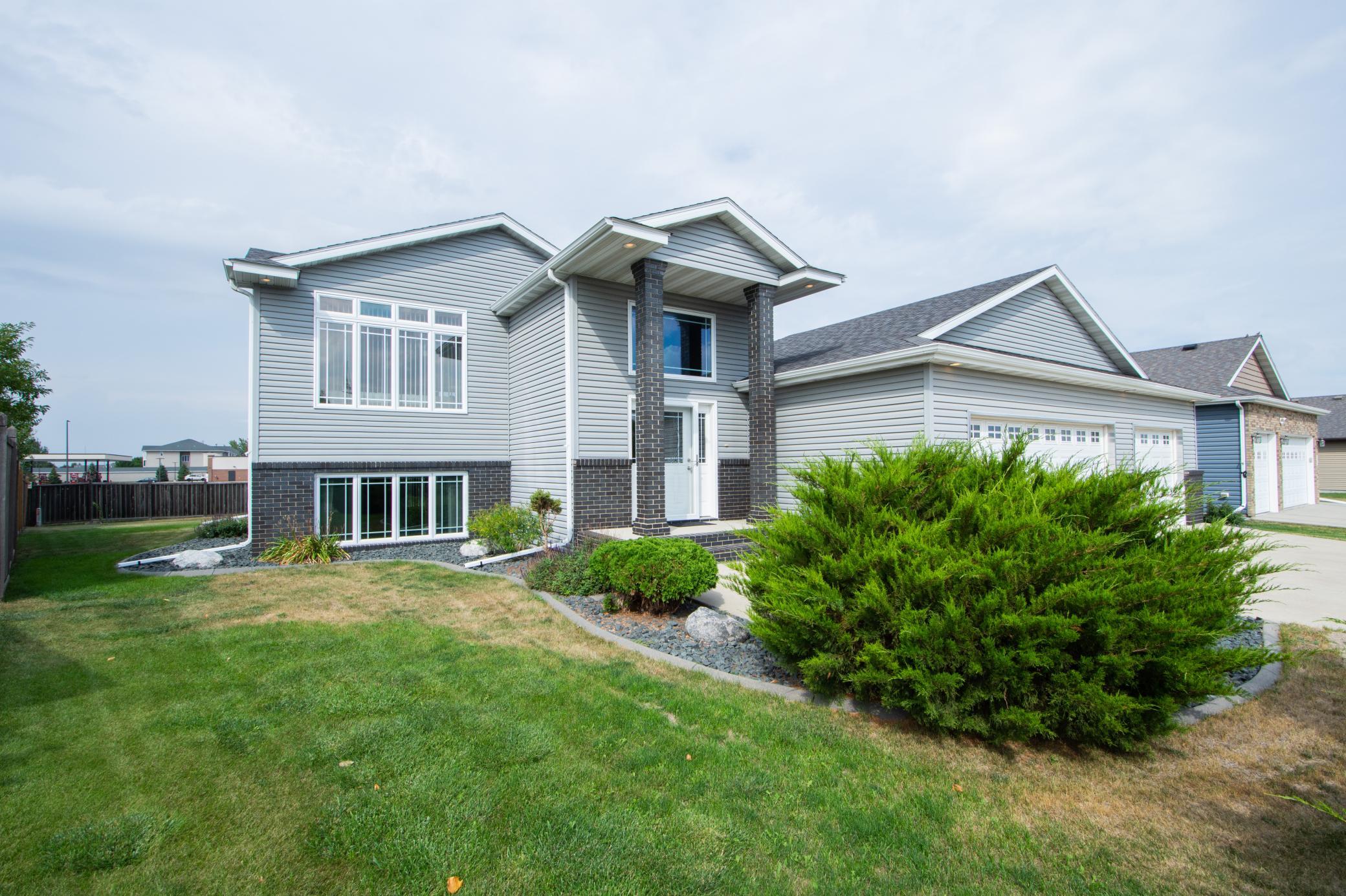 2009 single family home for sale at 1234 35th Street Circle S in Moorhead, MN — 4 bed, 3 bath (photo 2 of 49)