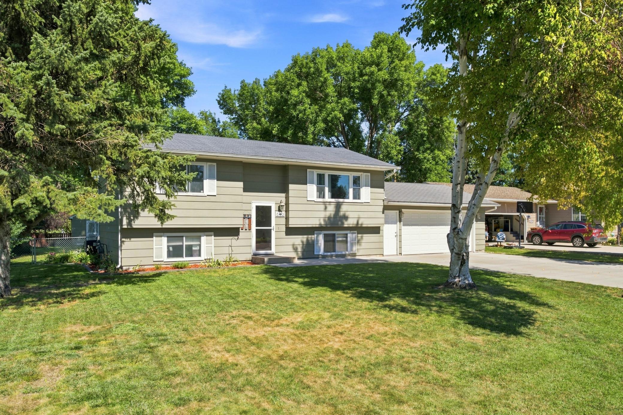 1980 single family home for sale at 543 Crescent Drive in Thompson, ND — 4 bed, 2 bath (photo 2 of 25)