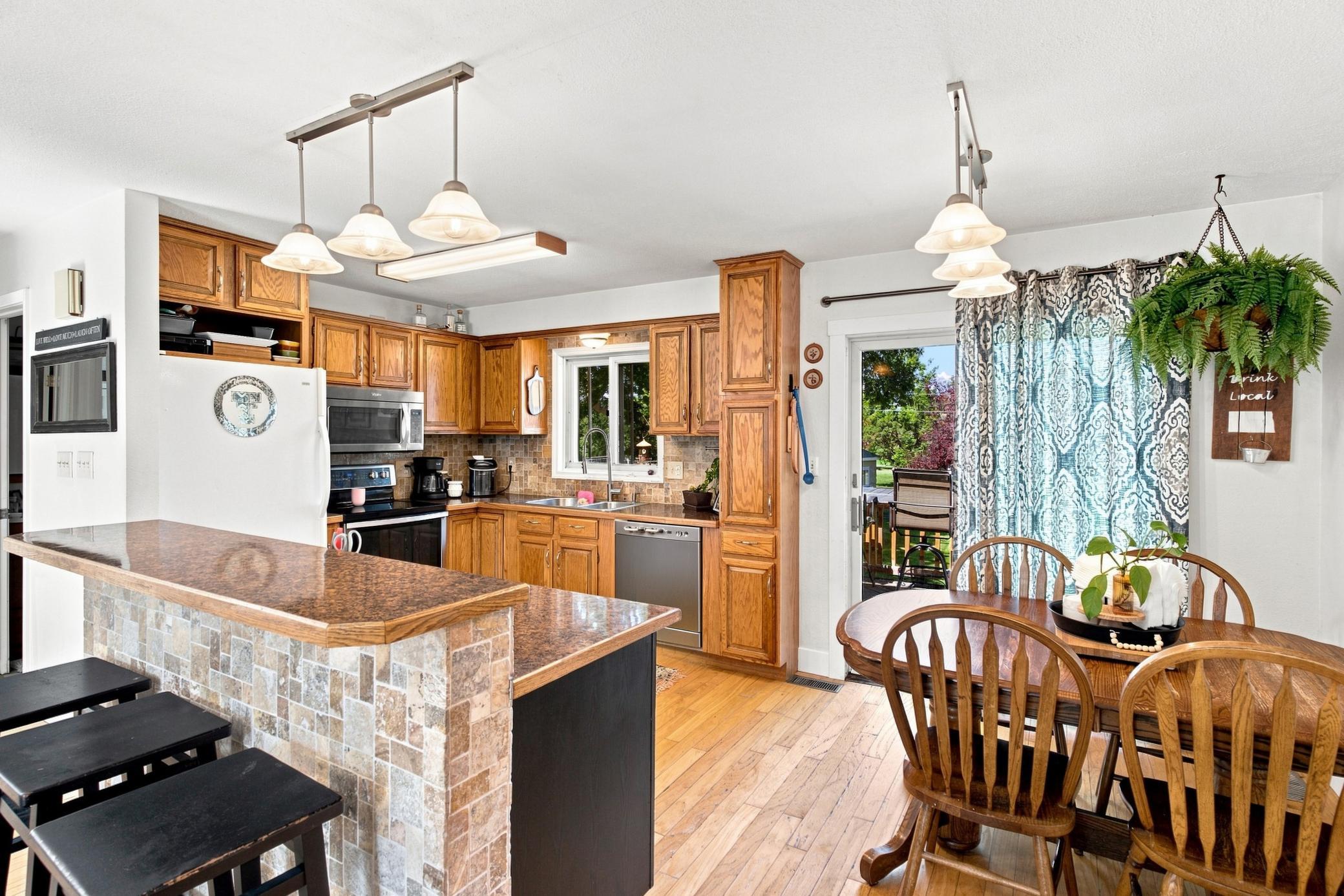 1980 single family home for sale at 543 Crescent Drive in Thompson, ND — 4 bed, 2 bath (photo 7 of 25)