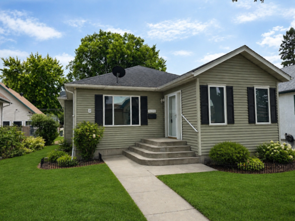 2004 single family home for sale at 420 14th Avenue S in Fargo, ND — 4 bed, 2 bath (photo 1 of 29)