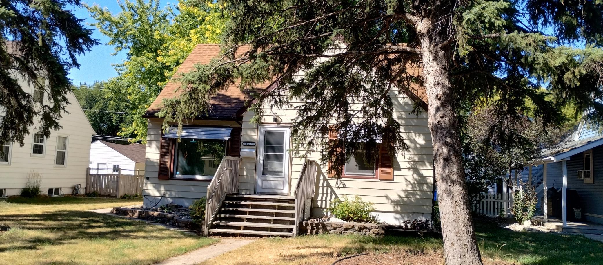 1947 single family home for sale at 1538 7th Street N in Fargo, ND — 3 bed, 1 bath (photo 2 of 35)