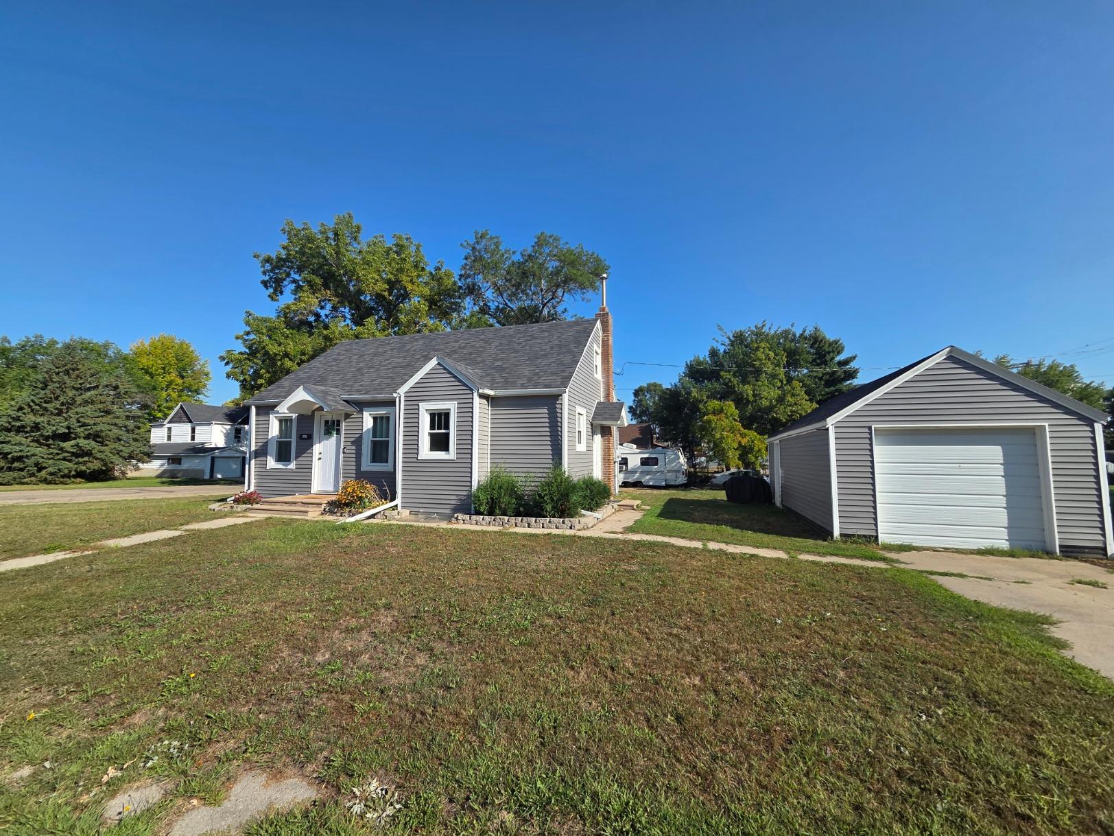 1935 single family home for sale at 206 1st Street NE in Lidgerwood, ND — 3 bed, 2 bath (photo 3 of 17)