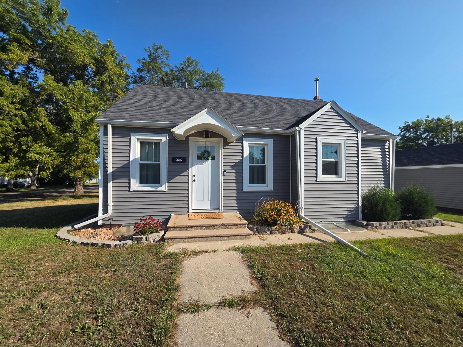 1935 single family home for sale at 206 1st Street NE in Lidgerwood, ND — 3 bed, 2 bath (photo 4 of 17)