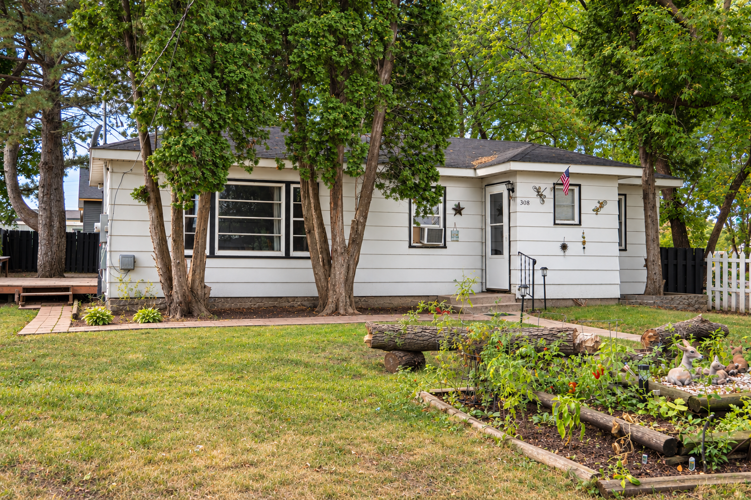 1950 single family home for sale at 308 Roosevelt Street in Alexandria, MN — 1 bed, 1 bath (photo 3 of 20)