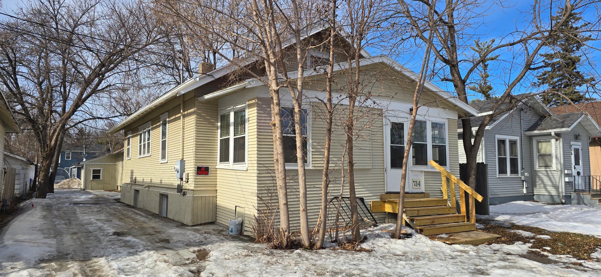 1922 duplex for sale at 714 Oak Street N in Fargo, ND — 5 bed, 3 bath (photo 2 of 41)
