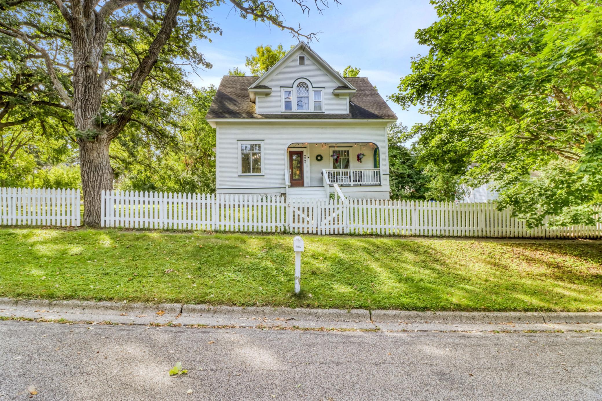 1911 single family home for sale at 322 3rd Avenue SE in Pelican Rapids, MN — 4 bed, 4 bath (photo 2 of 61)