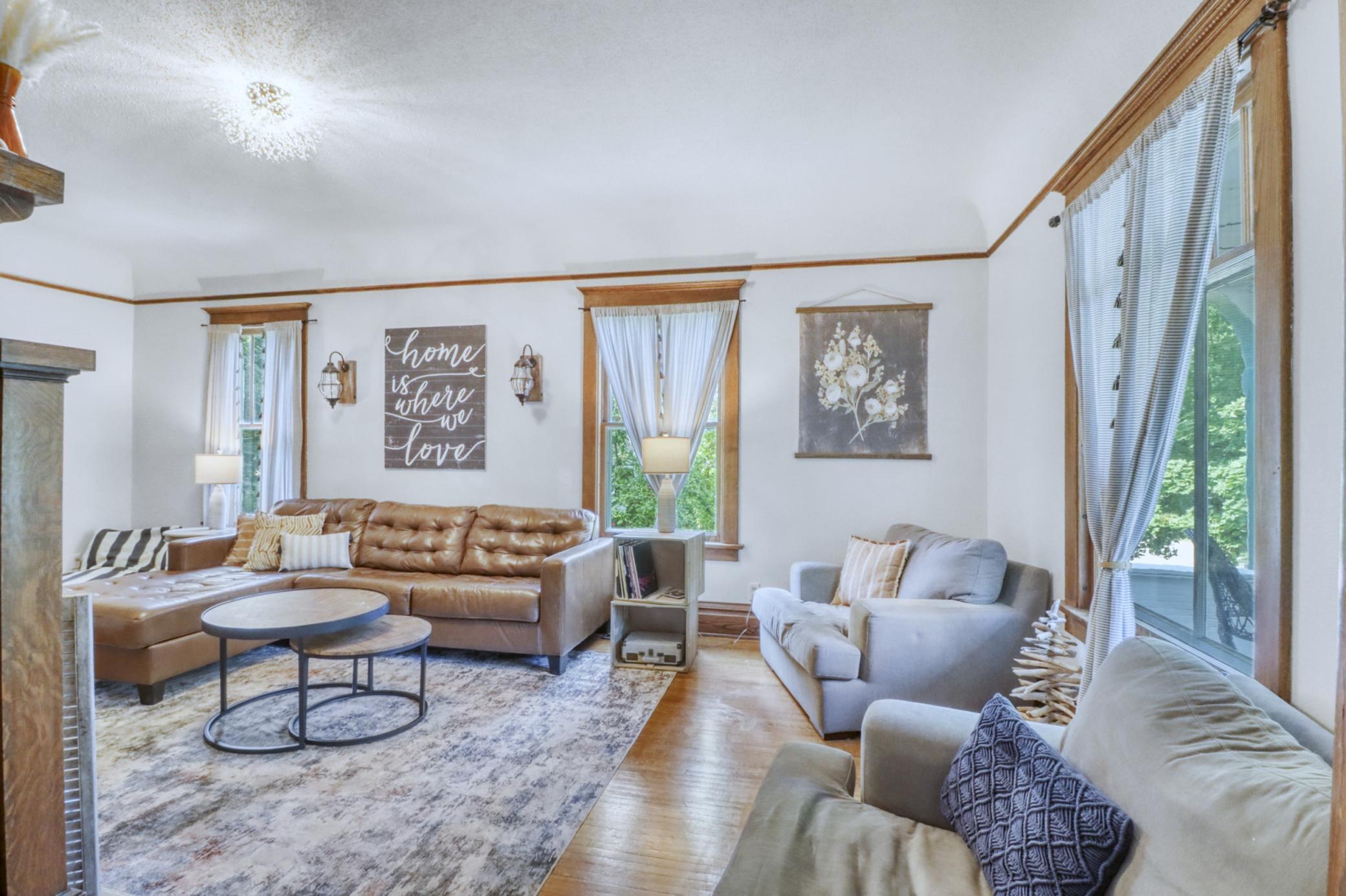 1911 single family home for sale at 322 3rd Avenue SE in Pelican Rapids, MN — 4 bed, 4 bath (photo 4 of 61)
