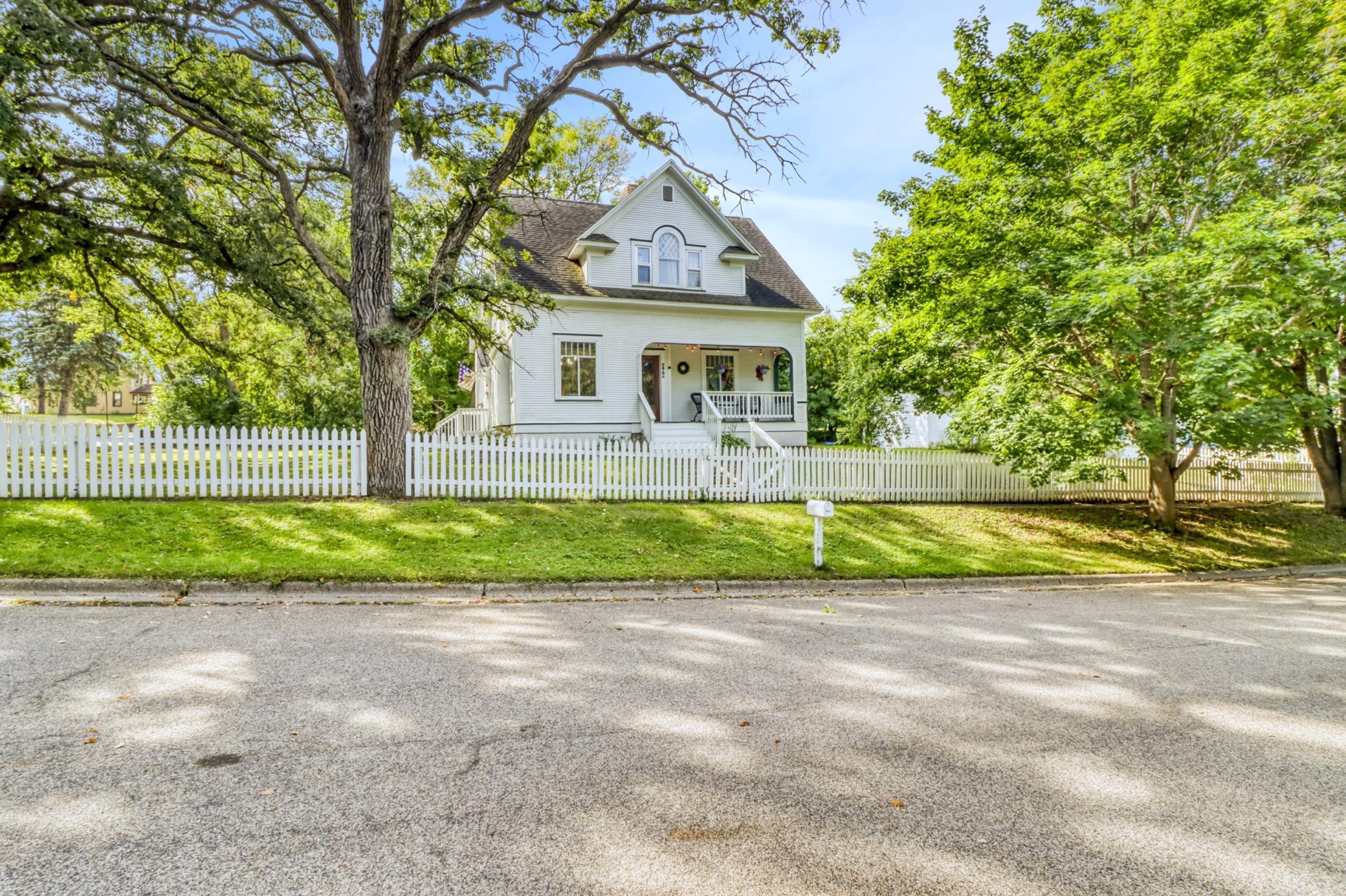 1911 single family home for sale at 322 3rd Avenue SE in Pelican Rapids, MN — 4 bed, 4 bath (photo 61 of 61)