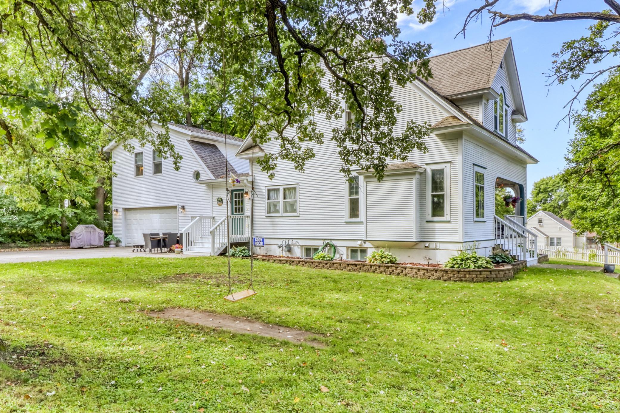 1911 single family home for sale at 322 3rd Avenue SE in Pelican Rapids, MN — 4 bed, 4 bath (photo 8 of 61)
