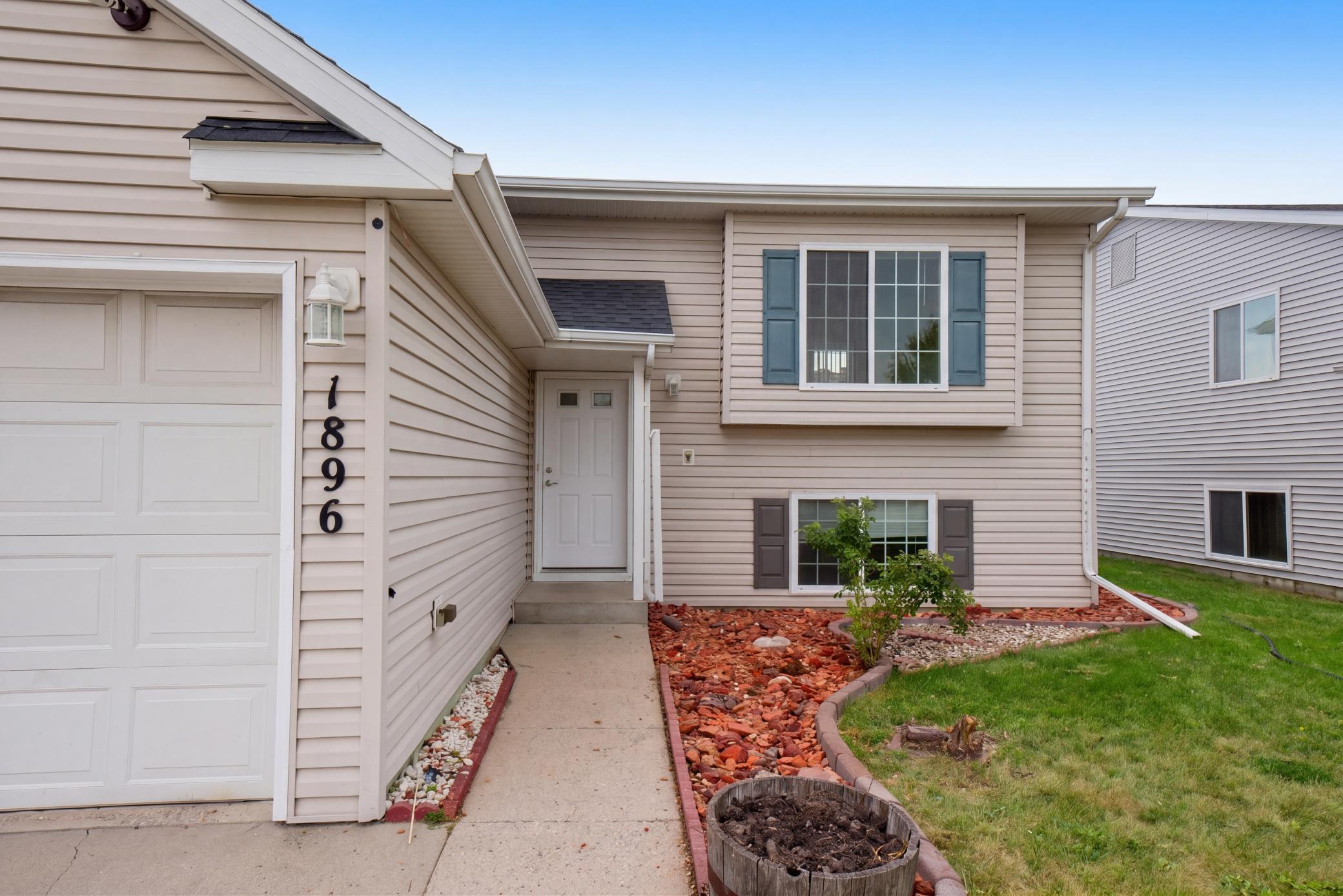 2004 single family home for sale at 1896 Huntington Lane in West Fargo, ND — 3 bed, 2 bath (photo 2 of 33)