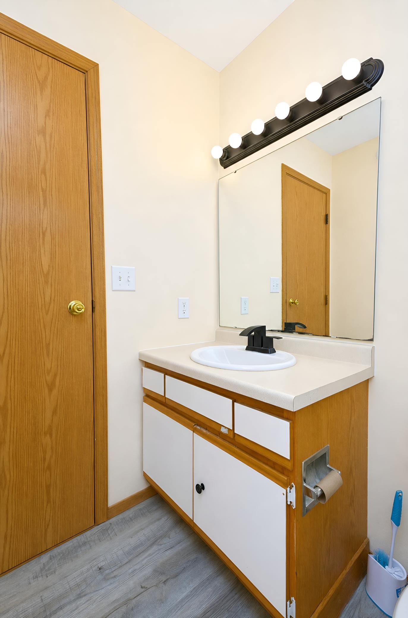 2004 single family home for sale at 1896 Huntington Lane in West Fargo, ND — 3 bed, 2 bath (photo 13 of 33)