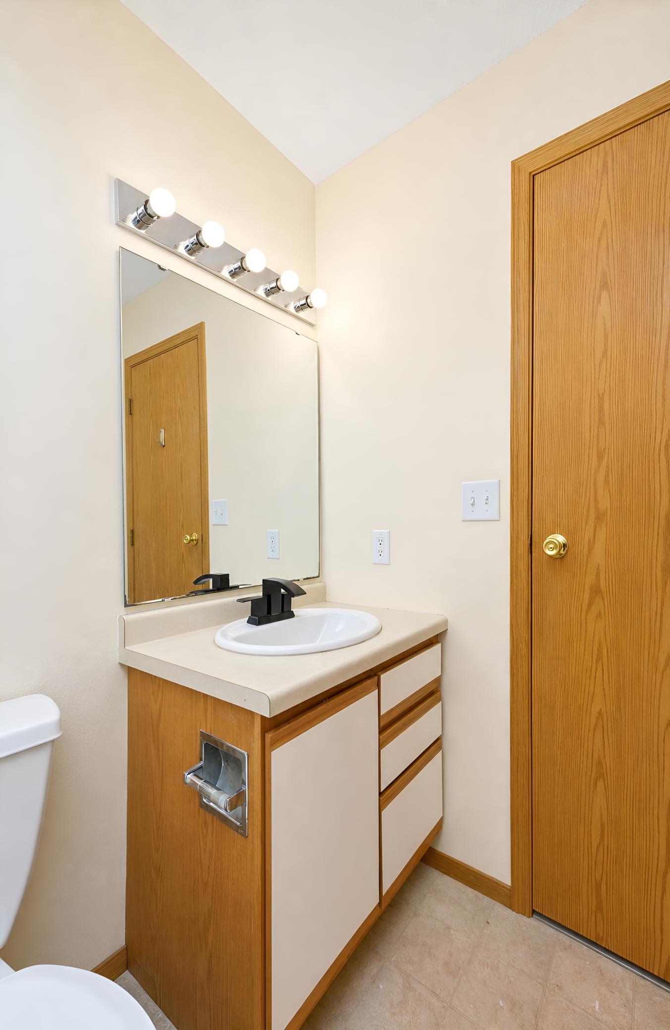 2004 single family home for sale at 1896 Huntington Lane in West Fargo, ND — 3 bed, 2 bath (photo 21 of 33)