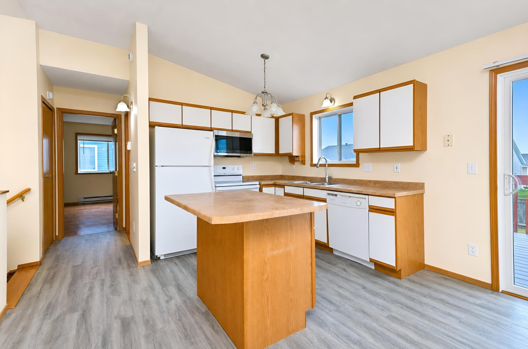 2004 single family home for sale at 1896 Huntington Lane in West Fargo, ND — 3 bed, 2 bath (photo 9 of 33)