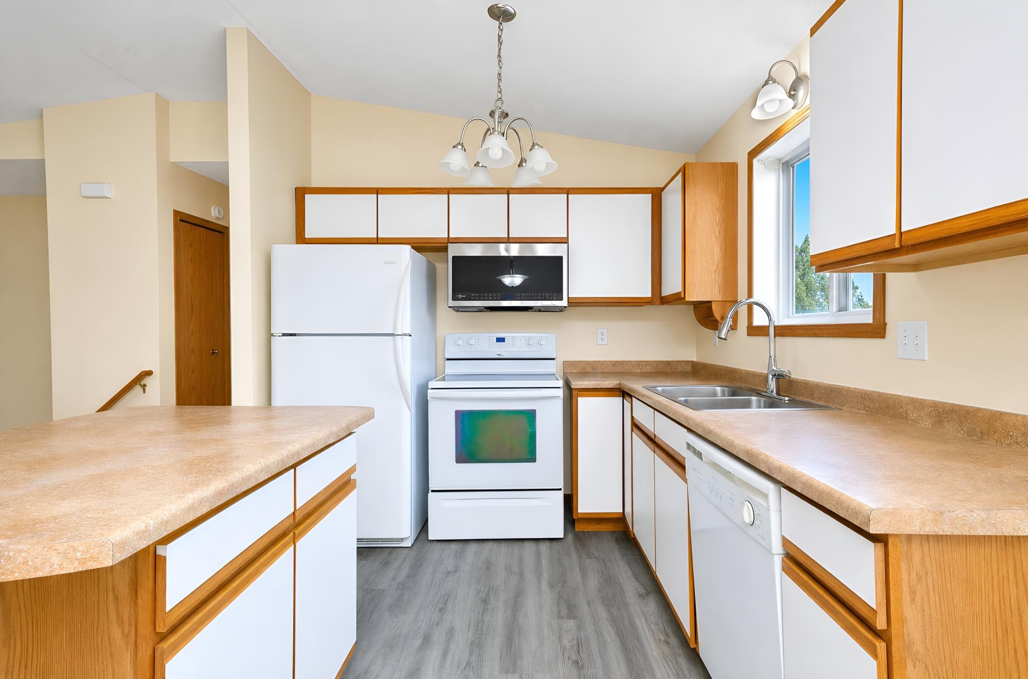 2004 single family home for sale at 1896 Huntington Lane in West Fargo, ND — 3 bed, 2 bath (photo 10 of 33)