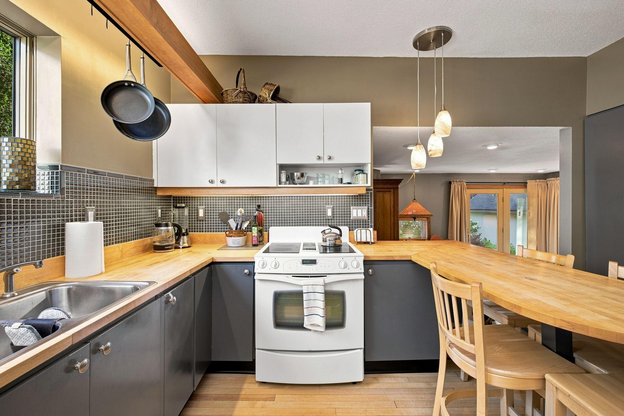 1920 single family home for sale at 1318 7th Street S in Fargo, ND — 3 bed, 2 bath (photo 12 of 45)