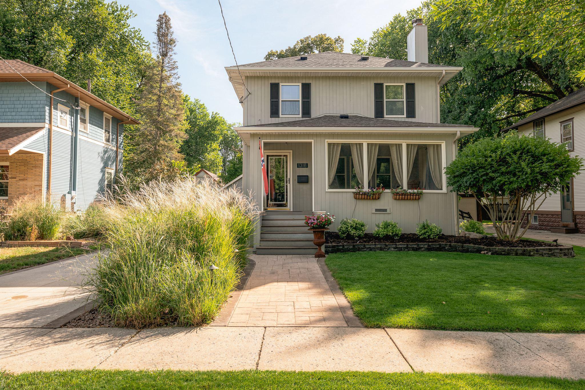 1920 single family home for sale at 1318 7th Street S in Fargo, ND — 3 bed, 2 bath (photo 3 of 45)