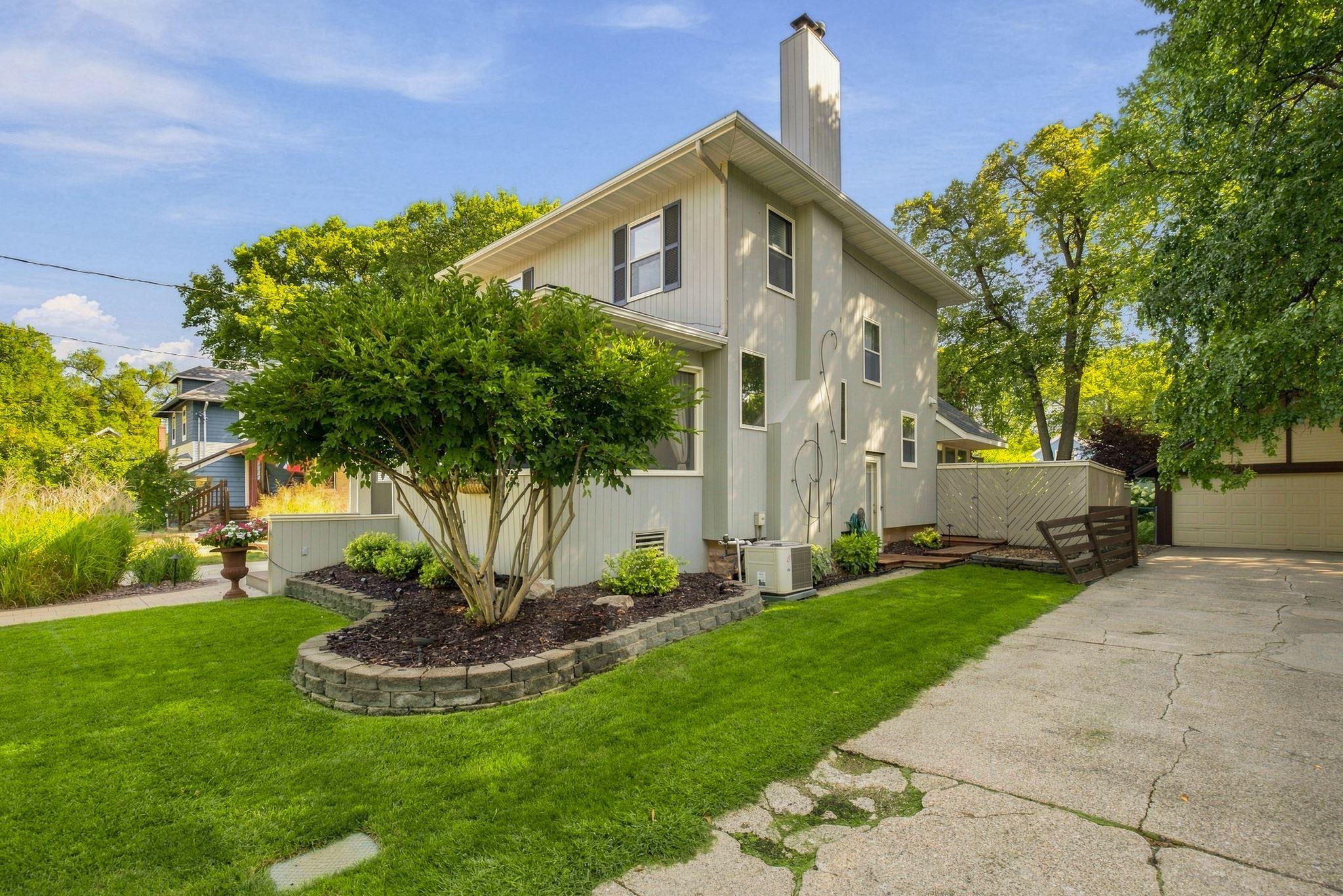 1920 single family home for sale at 1318 7th Street S in Fargo, ND — 3 bed, 2 bath (photo 32 of 45)