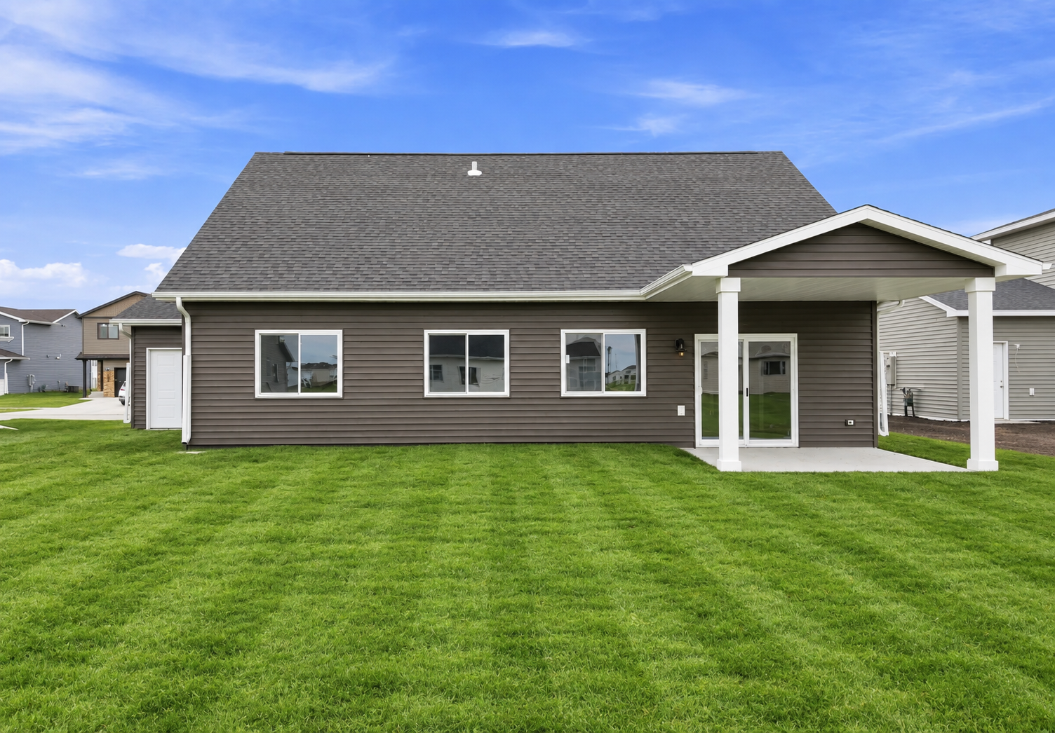 2025 single family home for sale at 6281 86th Avenue S in Horace, ND — 3 bed, 3 bath (photo 3 of 39)