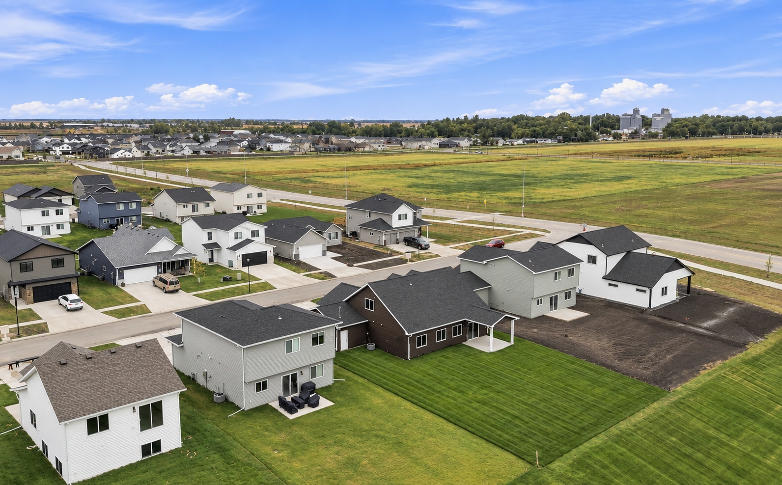 2025 single family home for sale at 6281 86th Avenue S in Horace, ND — 3 bed, 3 bath (photo 36 of 39)