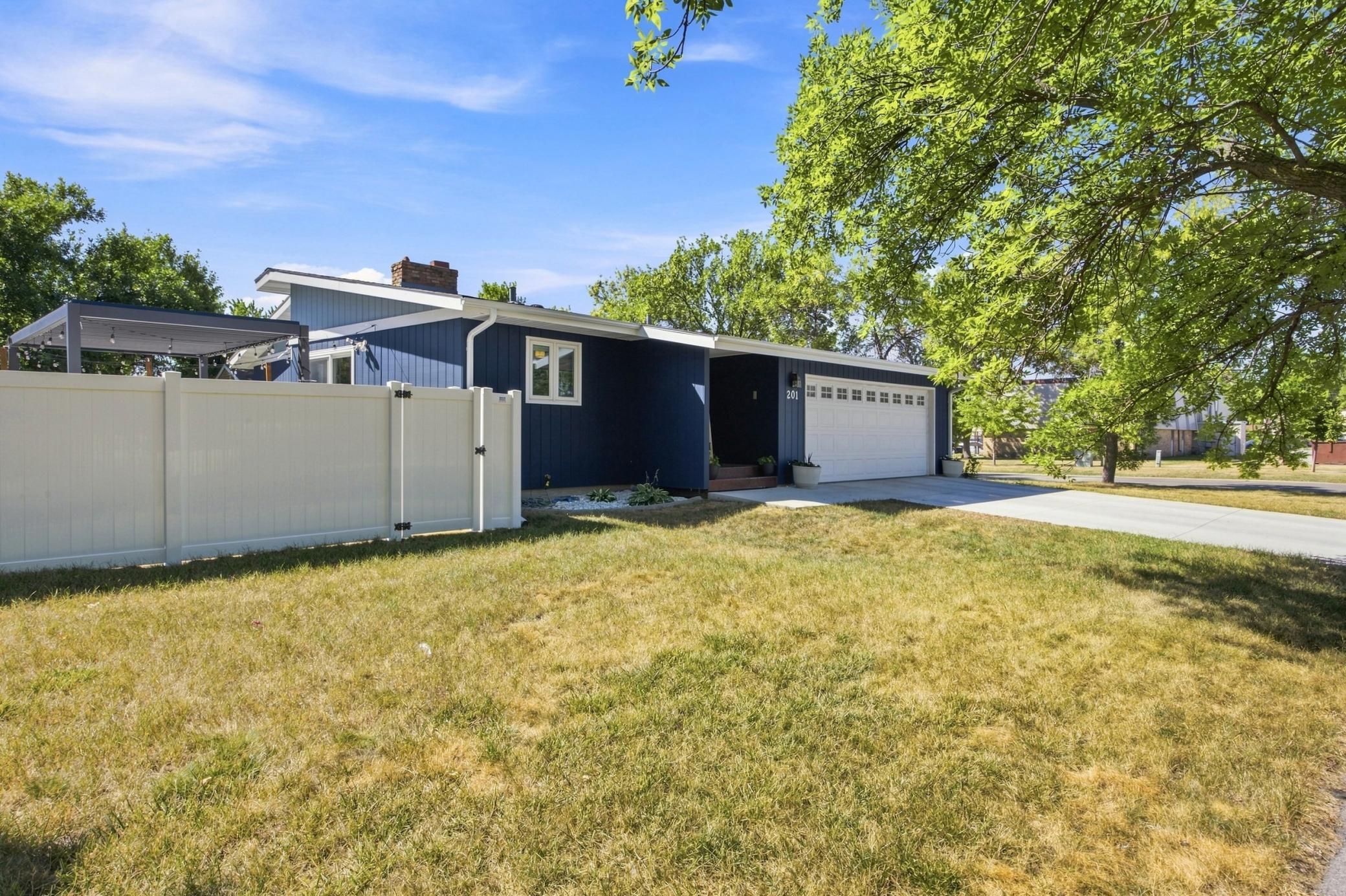 1976 single family home for sale at 201 11th Avenue E in West Fargo, ND — 4 bed, 2 bath (photo 2 of 36)