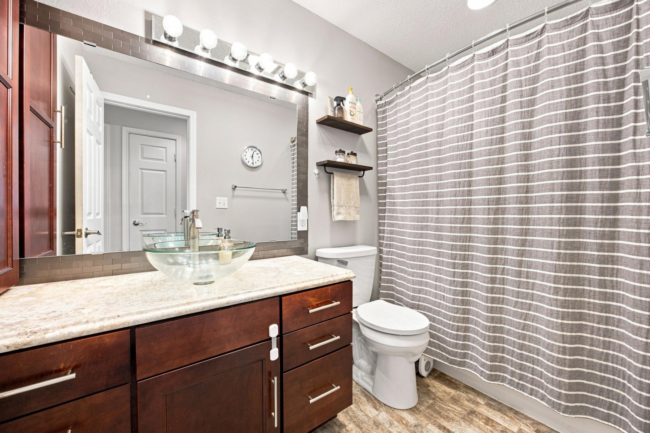 1976 single family home for sale at 201 11th Avenue E in West Fargo, ND — 4 bed, 2 bath (photo 17 of 36)