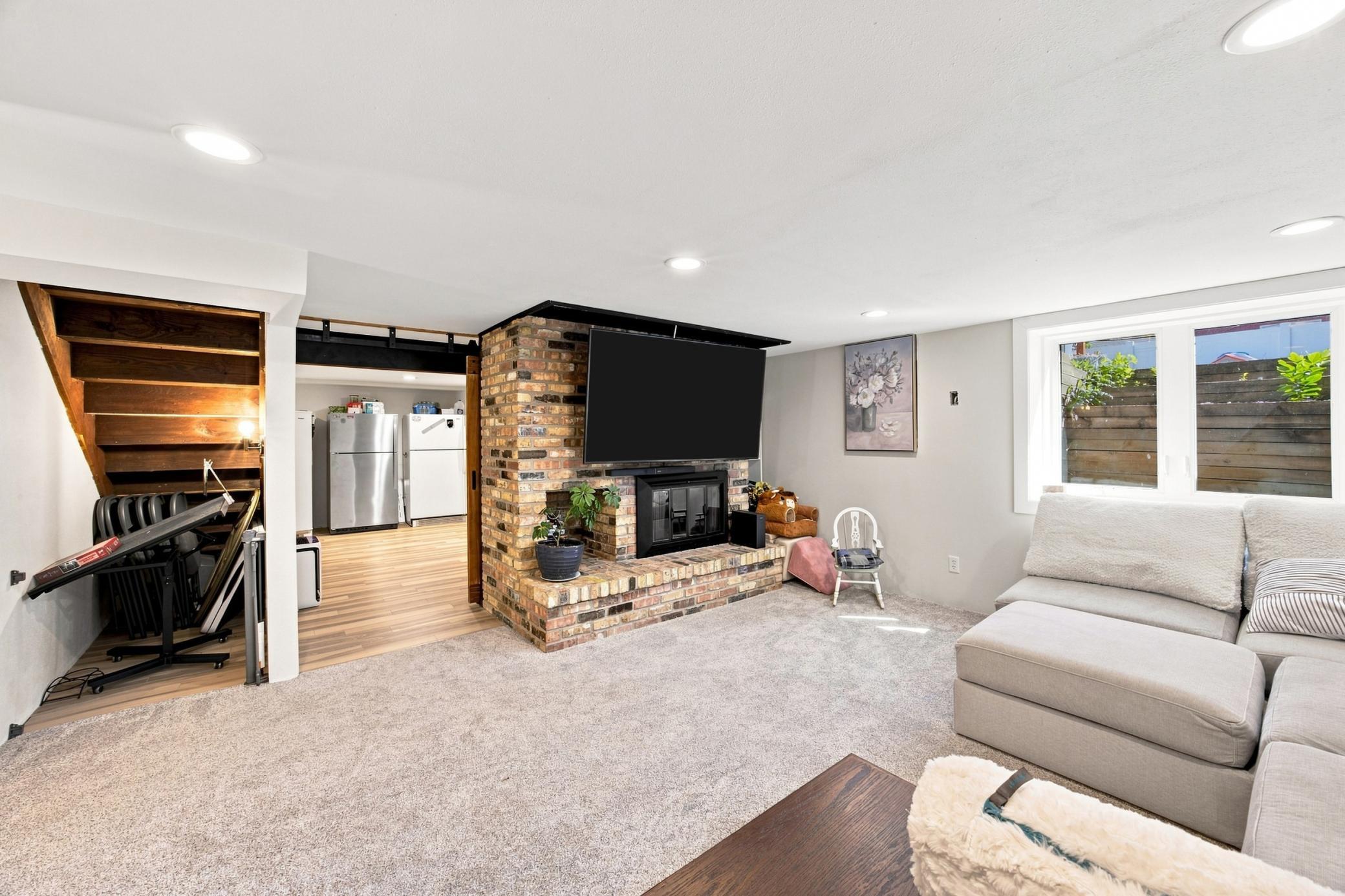 1976 single family home for sale at 201 11th Avenue E in West Fargo, ND — 4 bed, 2 bath (photo 18 of 36)