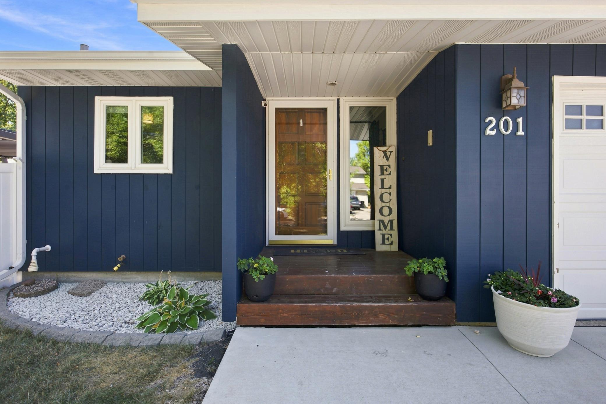 1976 single family home for sale at 201 11th Avenue E in West Fargo, ND — 4 bed, 2 bath (photo 3 of 36)