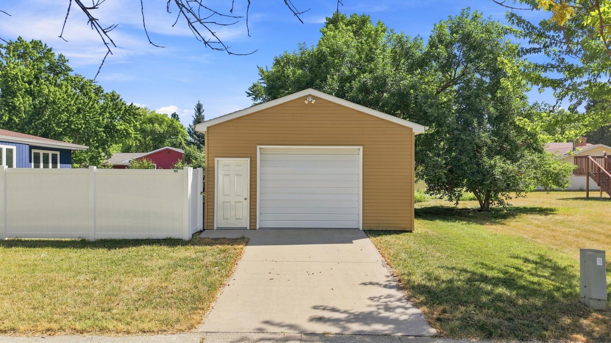 1976 single family home for sale at 201 11th Avenue E in West Fargo, ND — 4 bed, 2 bath (photo 26 of 36)