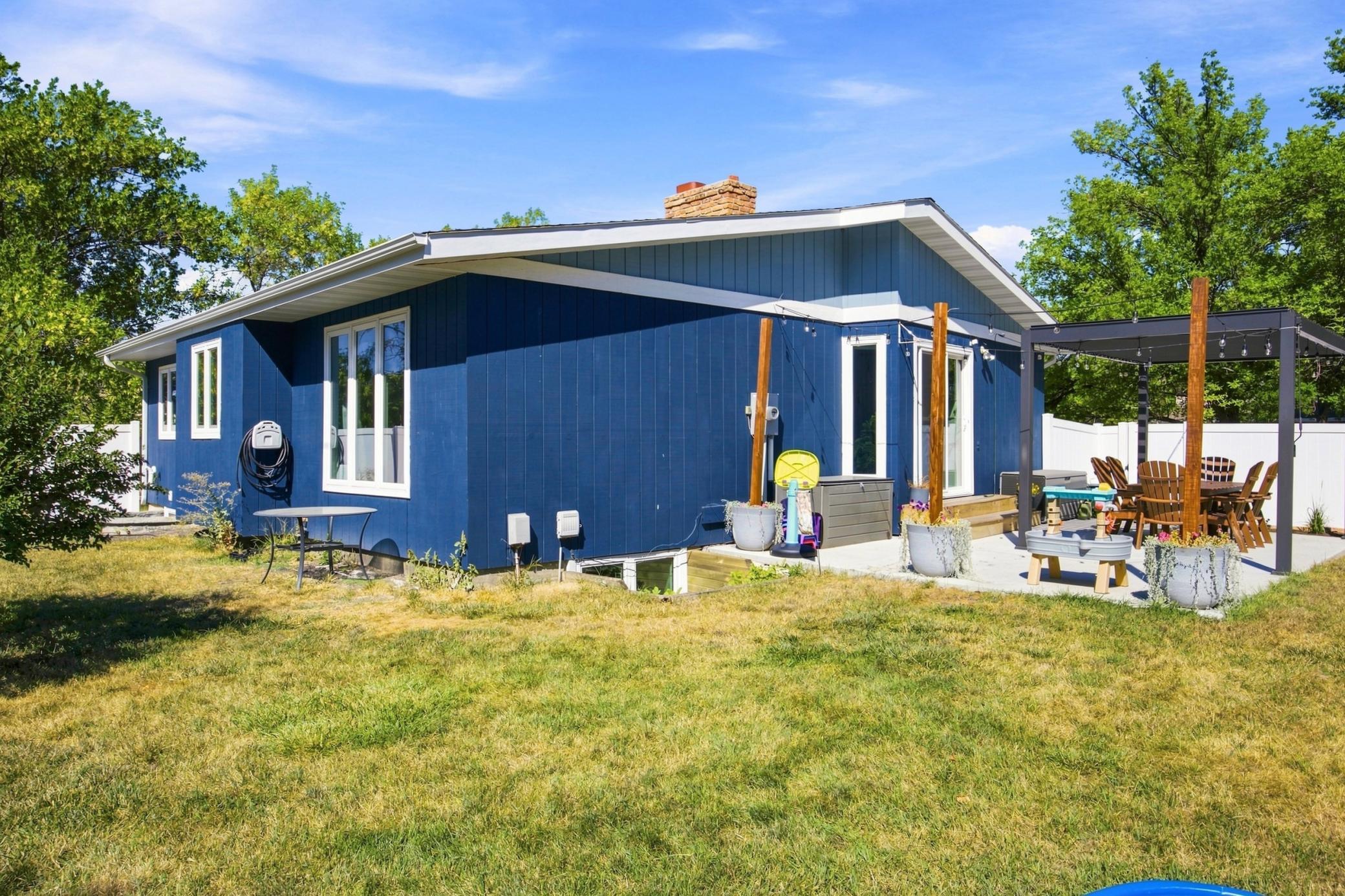 1976 single family home for sale at 201 11th Avenue E in West Fargo, ND — 4 bed, 2 bath (photo 28 of 36)