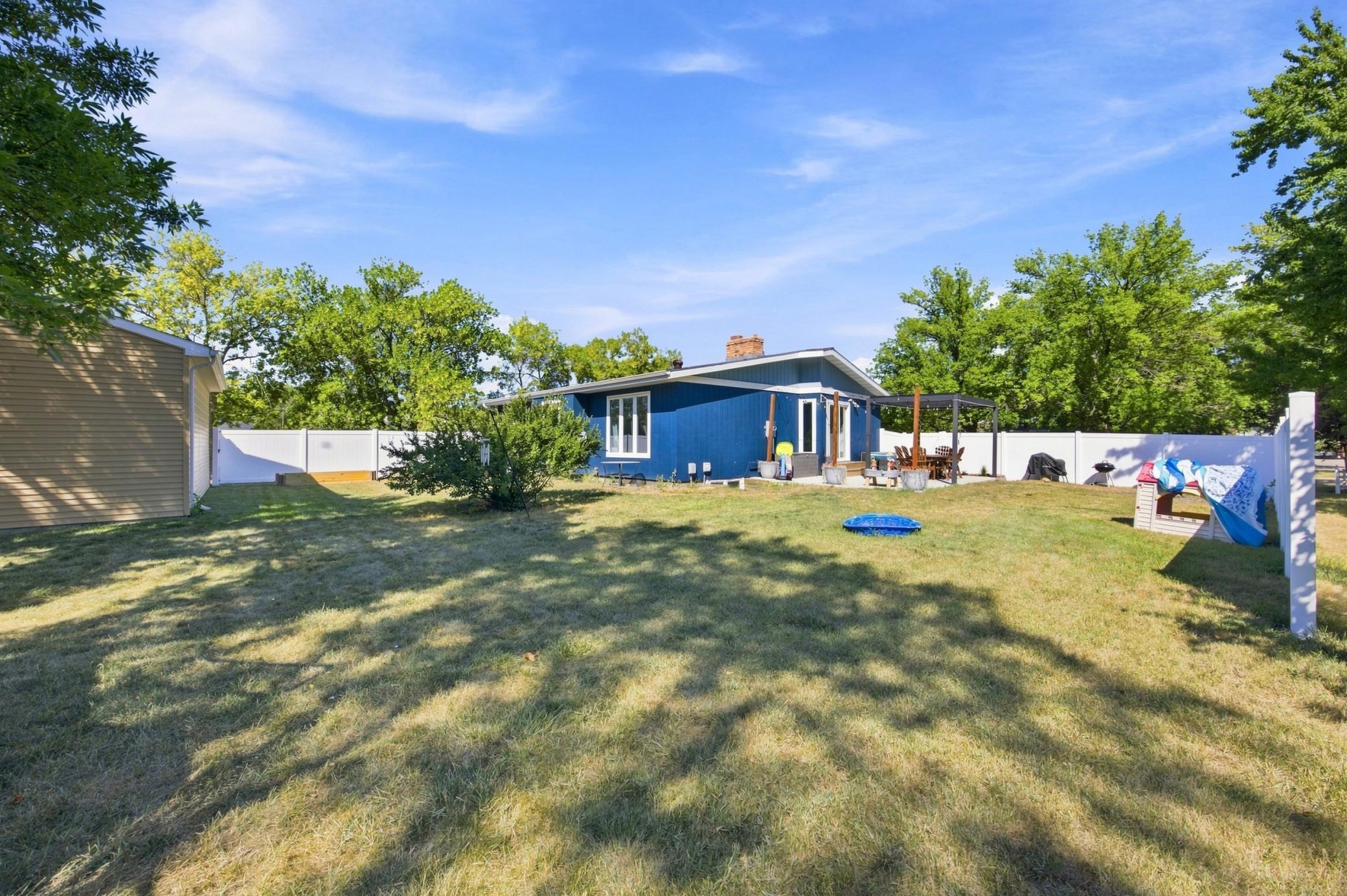 1976 single family home for sale at 201 11th Avenue E in West Fargo, ND — 4 bed, 2 bath (photo 29 of 36)