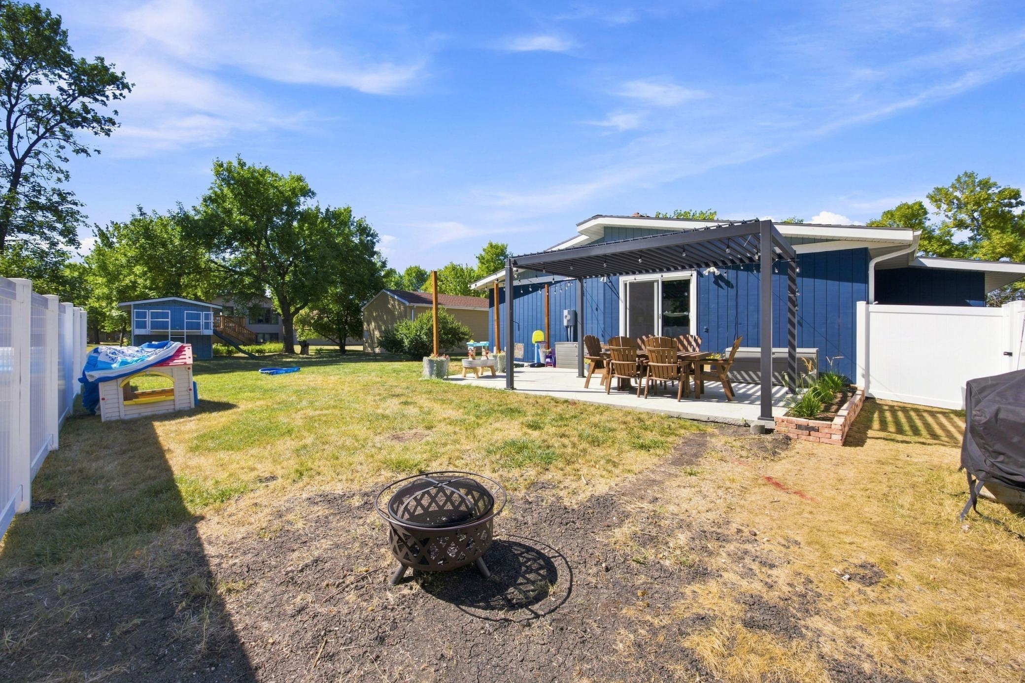 1976 single family home for sale at 201 11th Avenue E in West Fargo, ND — 4 bed, 2 bath (photo 30 of 36)