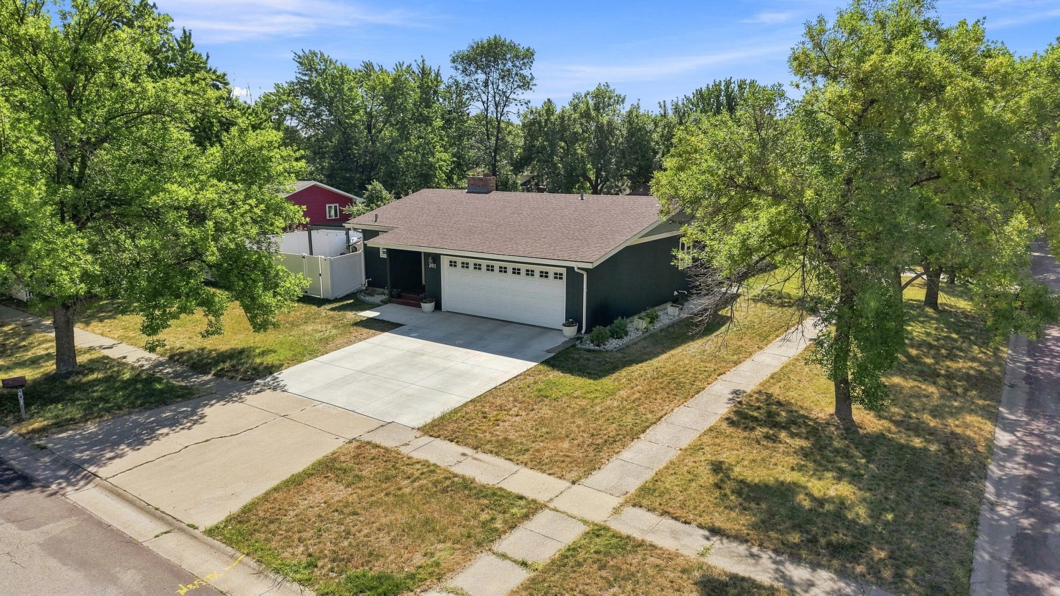 1976 single family home for sale at 201 11th Avenue E in West Fargo, ND — 4 bed, 2 bath (photo 31 of 36)