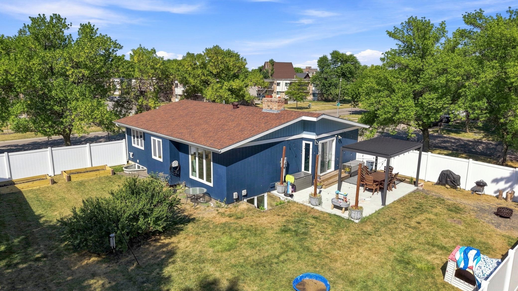 1976 single family home for sale at 201 11th Avenue E in West Fargo, ND — 4 bed, 2 bath (photo 32 of 36)