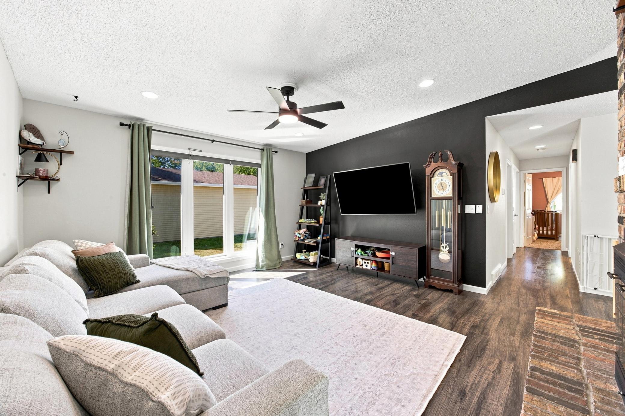 1976 single family home for sale at 201 11th Avenue E in West Fargo, ND — 4 bed, 2 bath (photo 6 of 36)
