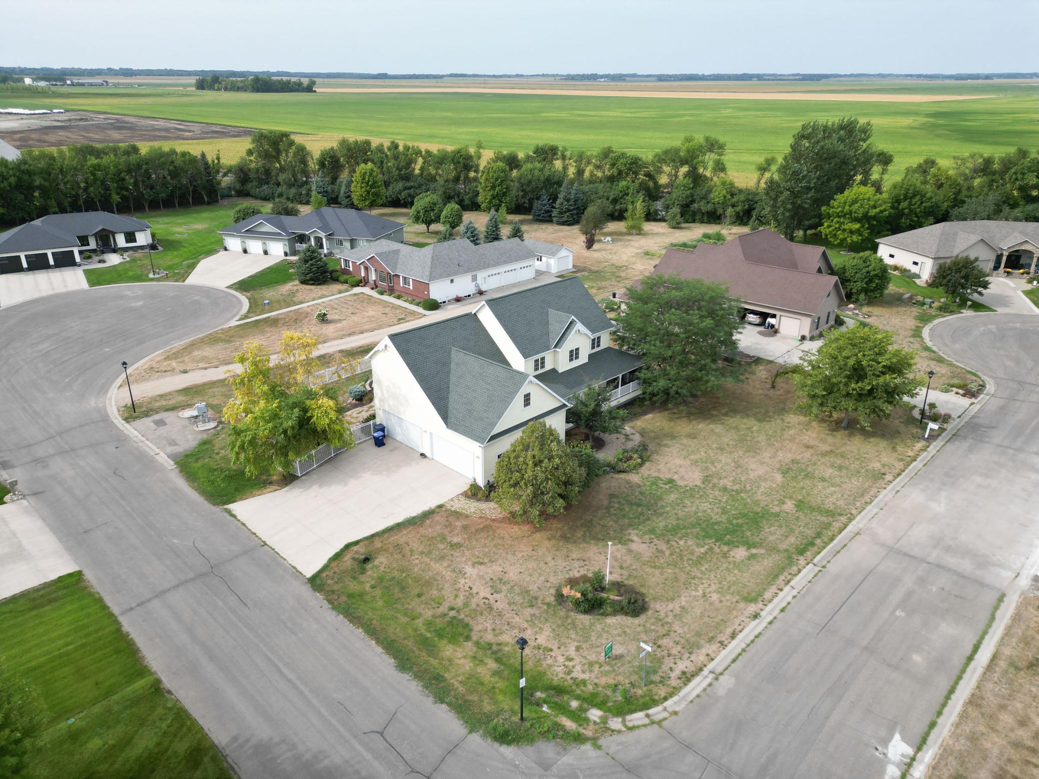 2005 single family home for sale at 210 Hackberry Court in Kindred, ND — 9 bed, 4 bath (photo 2 of 81)