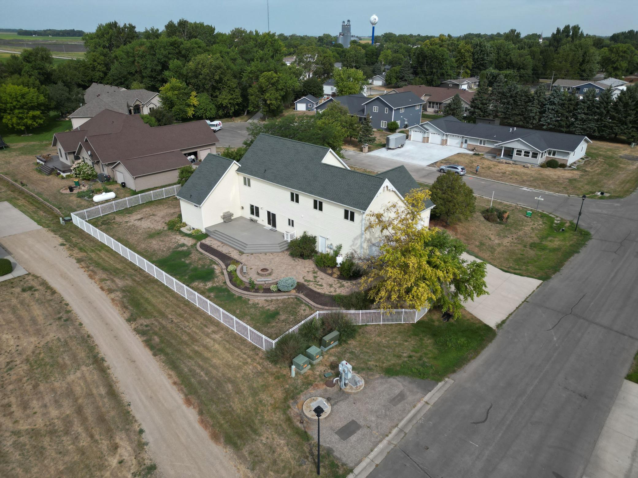 2005 single family home for sale at 210 Hackberry Court in Kindred, ND — 9 bed, 4 bath (photo 3 of 81)