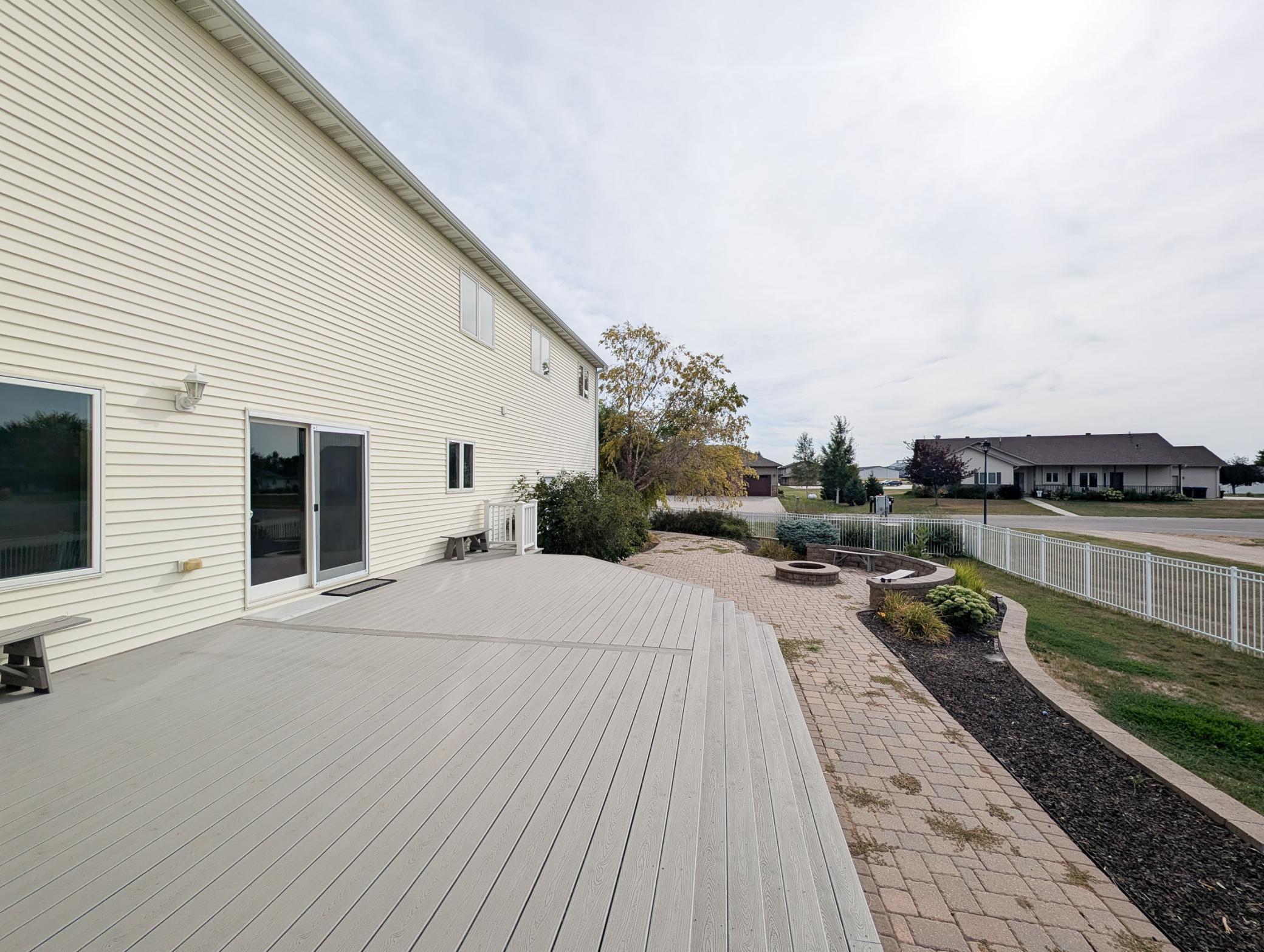 2005 single family home for sale at 210 Hackberry Court in Kindred, ND — 9 bed, 4 bath (photo 34 of 81)