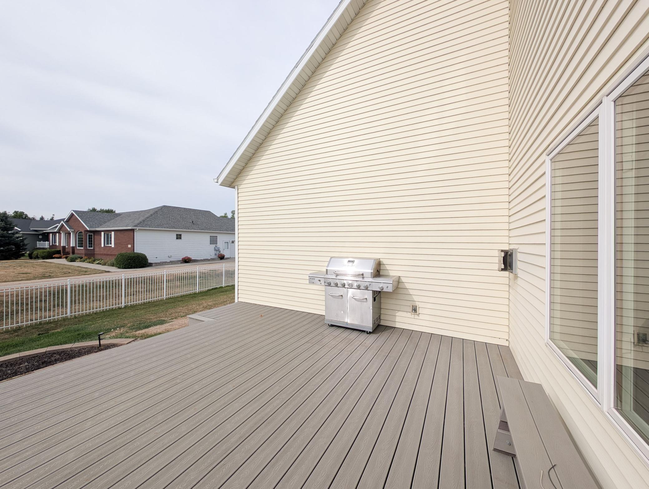 2005 single family home for sale at 210 Hackberry Court in Kindred, ND — 9 bed, 4 bath (photo 35 of 81)