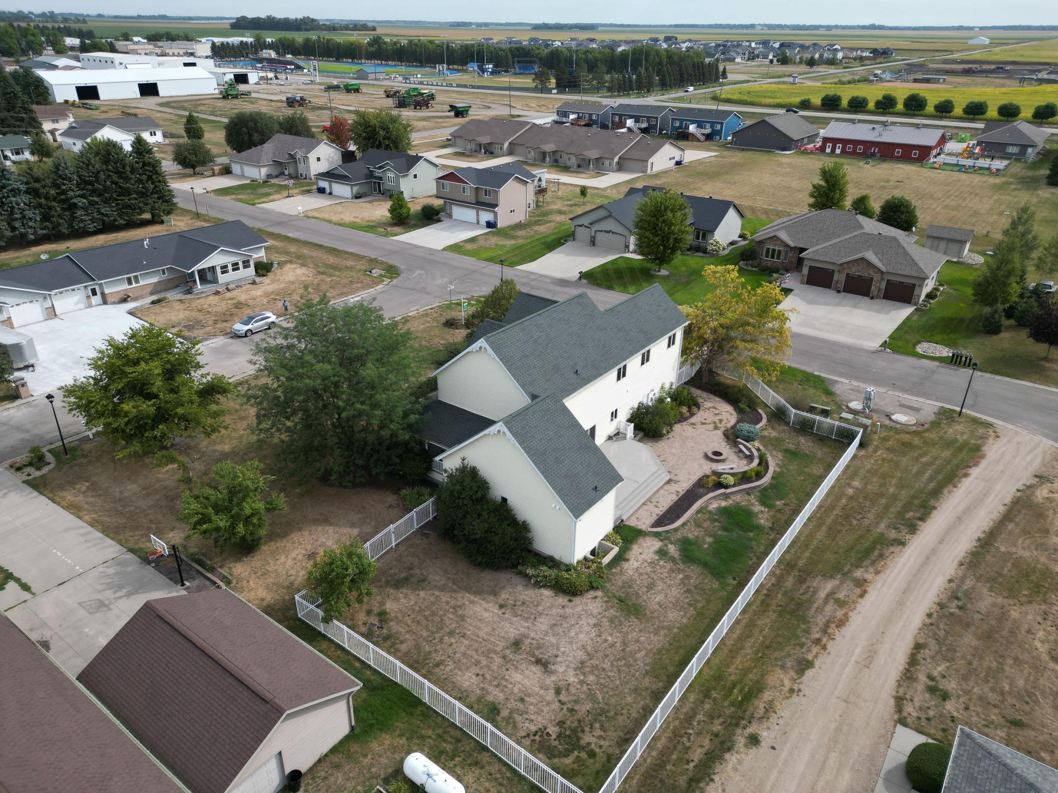 2005 single family home for sale at 210 Hackberry Court in Kindred, ND — 9 bed, 4 bath (photo 5 of 81)