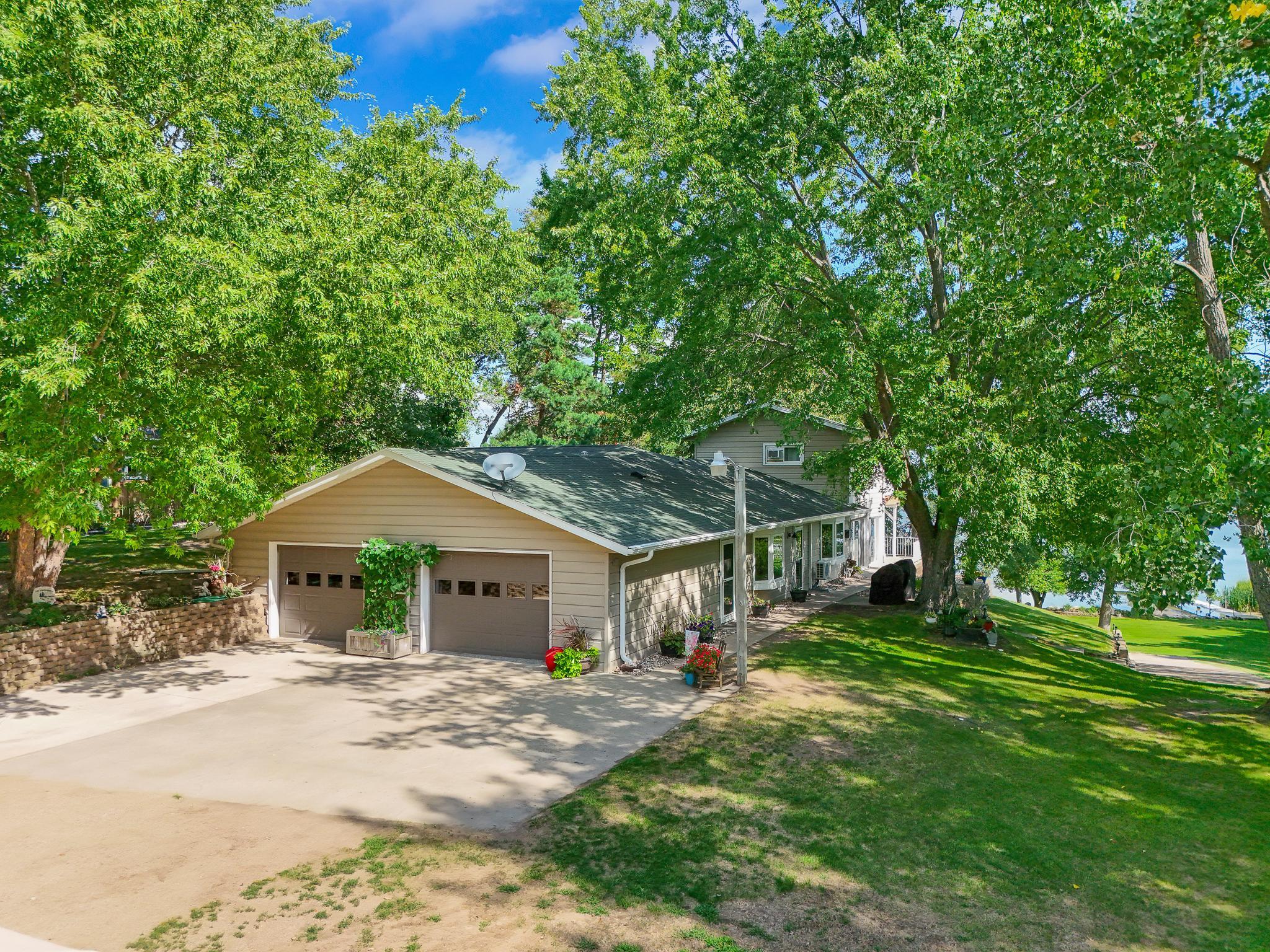 1981 single family home for sale at 46360 Grand View Dr in Perham, MN — 4 bed, 2 bath (photo 9 of 67)